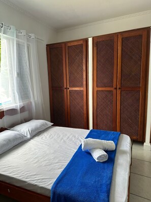 Family Room, Pool View | Laptop workspace, iron/ironing board, free WiFi - Hostel Litoral Peruíbe (Peruíbe)