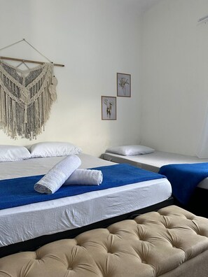 Laptop workspace, iron/ironing board, free WiFi - Hostel Litoral Peruíbe (Peruíbe)