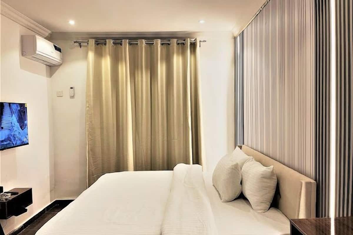 Familiekamer, balkon, uitzicht op stad | Een bureau, een laptopwerkplek, gratis wifi