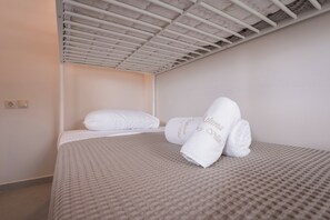 2 habitaciones, tabla de planchar con plancha y cuna de viaje 