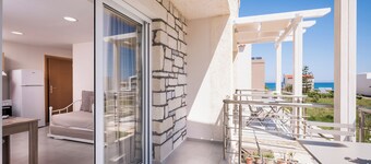 Athina Apartments: elegant and affordable maisonettes by the beach