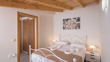 2 quartos, ferros/tábuas de passar roupa, berço de viagem