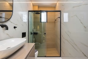 Dusche, Haartrockner, Handtücher