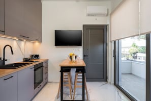 Kühlschrank, Ofen, Herdplatte, Wasserkocher mit Kaffee-/Teezubehör