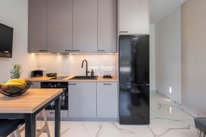 Kühlschrank, Ofen, Herdplatte, Wasserkocher mit Kaffee-/Teezubehör