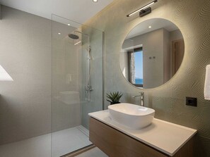 Douche, sèche-cheveux, serviettes fournies