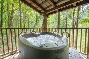 Outdoor spa tub