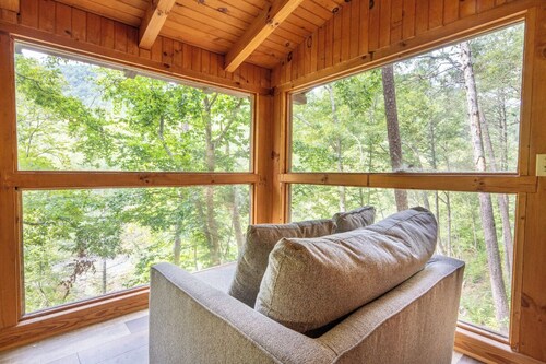 Pet-friendly 1BD Cabin w/ Hot Tub! Fire Pit + BBQ!