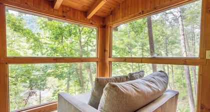 Pet-friendly 1BD Cabin w/ Hot Tub! Fire Pit + BBQ!