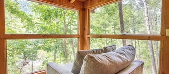 Pet-friendly 1BD Cabin w/ Hot Tub! Fire Pit + BBQ!