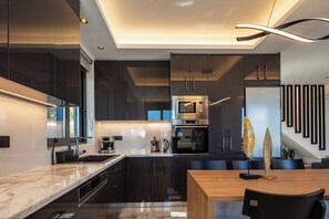 Kühlschrank, Mikrowelle, Ofen, Herdplatte