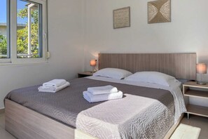 5 camere, una scrivania, ferro/asse da stiro, culla da viaggio