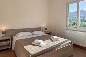 5 bedrooms, desk, iron/ironing board, travel cot