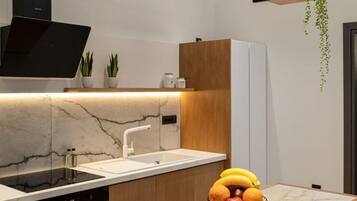 KĂŒhlschrank, Ofen, Herdplatte, Wasserkocher mit Kaffee-/Teezubehör