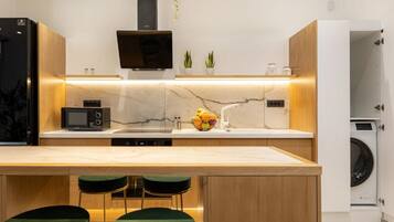 Refrigerador, horno, parrilla de estufa y cafetera y tetera