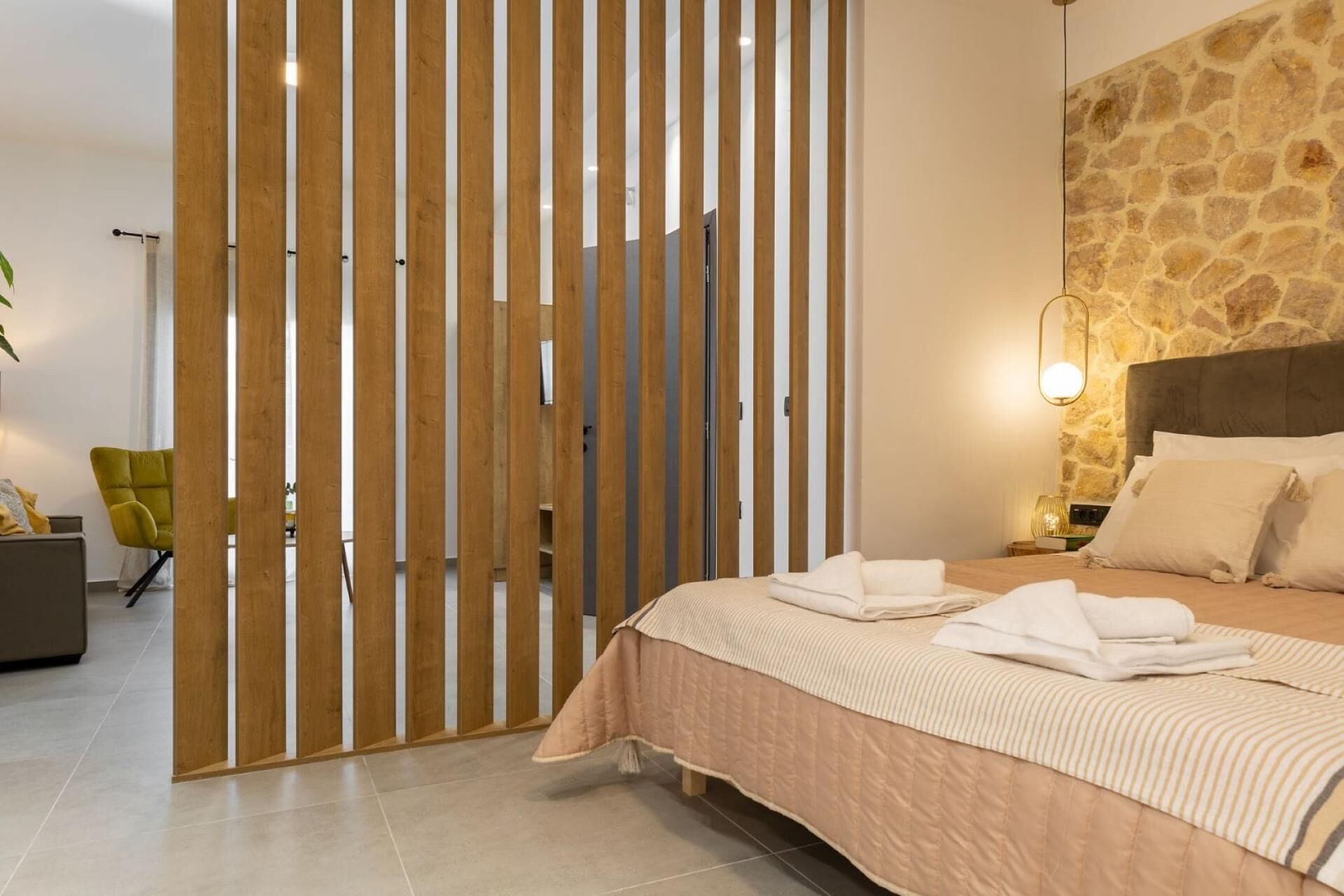 1 chambre, fer et planche à repasser, draps fournis