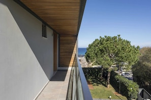 Property grounds - Modern villa w/pool, near beach & city centre (Crete)
