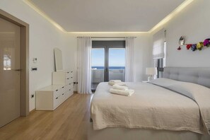 4 bedrooms, travel crib, WiFi, bed sheets