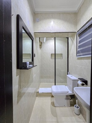 Shower, towels, soap, toilet paper - Twinny Hotels & Suites (Lagos)