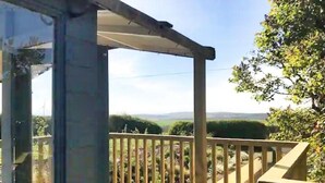 A balcony with a wooden railing overlooking a landscape with trees and hills. - Accessible Bungalow - 4 Beds 2 Baths -dog Friendly (Berwick-upon-Tweed)