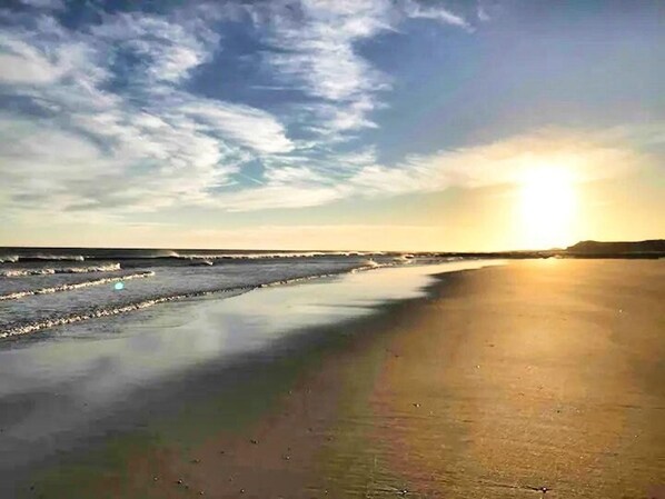 A beach with a calm sea and a clear sky. - Accessible Bungalow - 4 Beds 2 Baths -dog Friendly (Berwick-upon-Tweed)