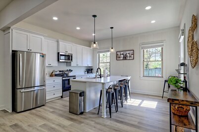 Newly Renovated & Spacious 4/3.5 Peaks Ridge @ Downtown Clayton - Pet Friendly!