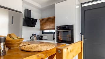 Fridge, oven, stovetop, coffee/tea maker