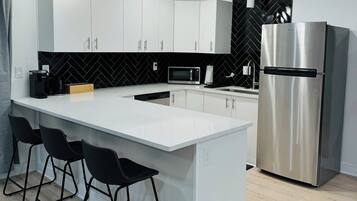 Réfrigérateur, micro-ondes, plaque de cuisson, lave-vaisselle