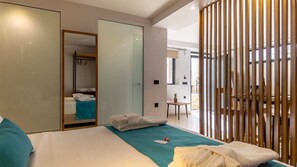 1 chambre, fer et planche à repasser, lit de bébé portatif
