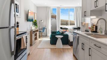 Frigorifero, microonde, forno, piano cottura