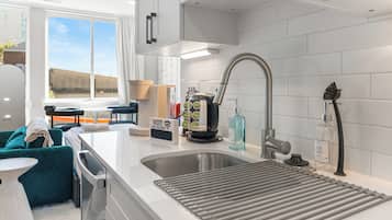 Frigorifero, microonde, forno, piano cottura