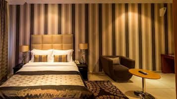 Habitación familiar, balcón, vista a la ciudad | Escritorio, espacio para trabajar con laptop y insonorización