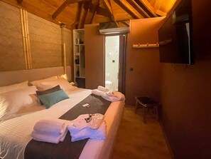 1 bedroom, iron/ironing board, free WiFi, bed sheets - Dream Tree Suite with Jacuzzi | D PALM Premium Living (Chania)