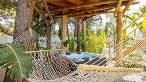 Outdoor spa tub - Dream Tree Suite with Jacuzzi | D PALM Premium Living (Chania)