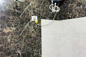 Douche, sèche-cheveux, bidet, serviettes fournies