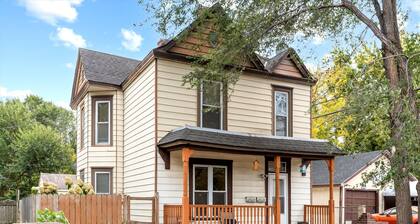 2BR Apartment with Private Office Near Downtown - Dahlia