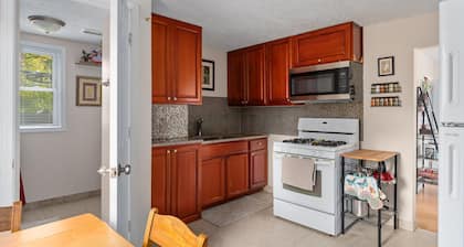 Dahlia Apartment - In Quiet Corcoran Neighborhood with Easy Access to Downtown