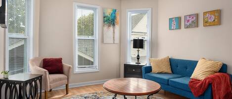 Älytelevisio, kirjoja, työhuone