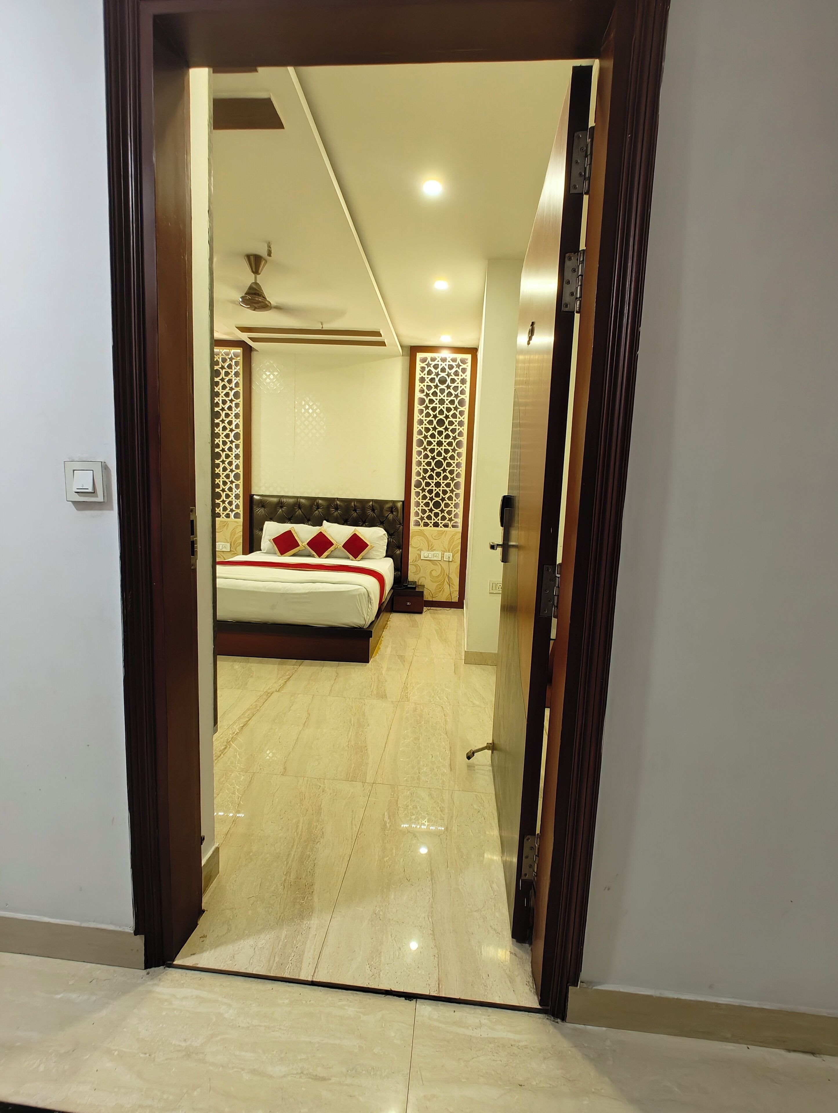 Ropa de cama de alta calidad y caja de seguridad en la habitación 