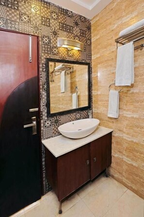 Phòng đôi Deluxe | Phòng tắm | Buồng tắm vòi sen, đồ dùng nhà tắm thân thiện với môi trường, khăn tắm 