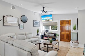 TV - ~BLUE HAVEN~ Welcome to this single-story retreat with a pool! (Key West)