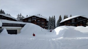 A snow-covered ski resort with wooden buildings and a ski lift. - Apartment foreclosures (Villard-sur-Doron)