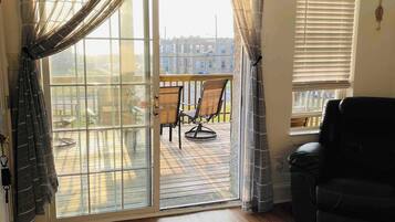 Apartment, 4 Bedrooms | Living room