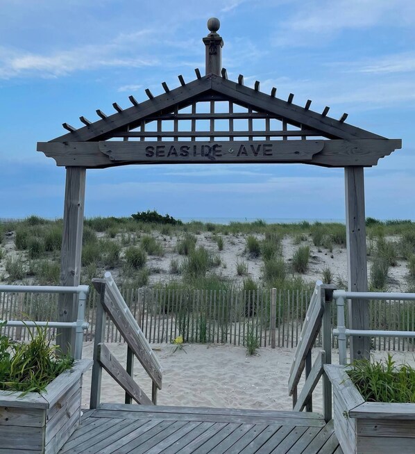 Exterior - Seaside Escape - 1 Block From Beach & Boardwalk (Atlantic City)