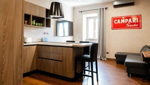 Una cocina moderna con armarios de madera, una isla integrada y una zona de bar.