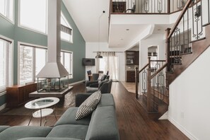 Una Smart TV, una chimenea