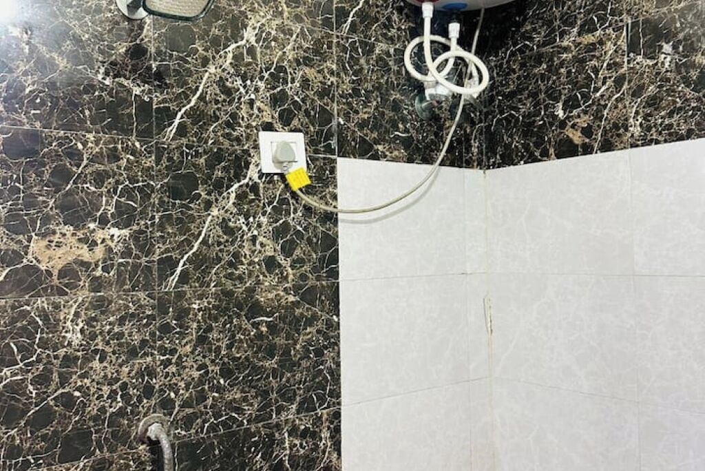 Douche, sèche-cheveux, serviettes fournies, savon