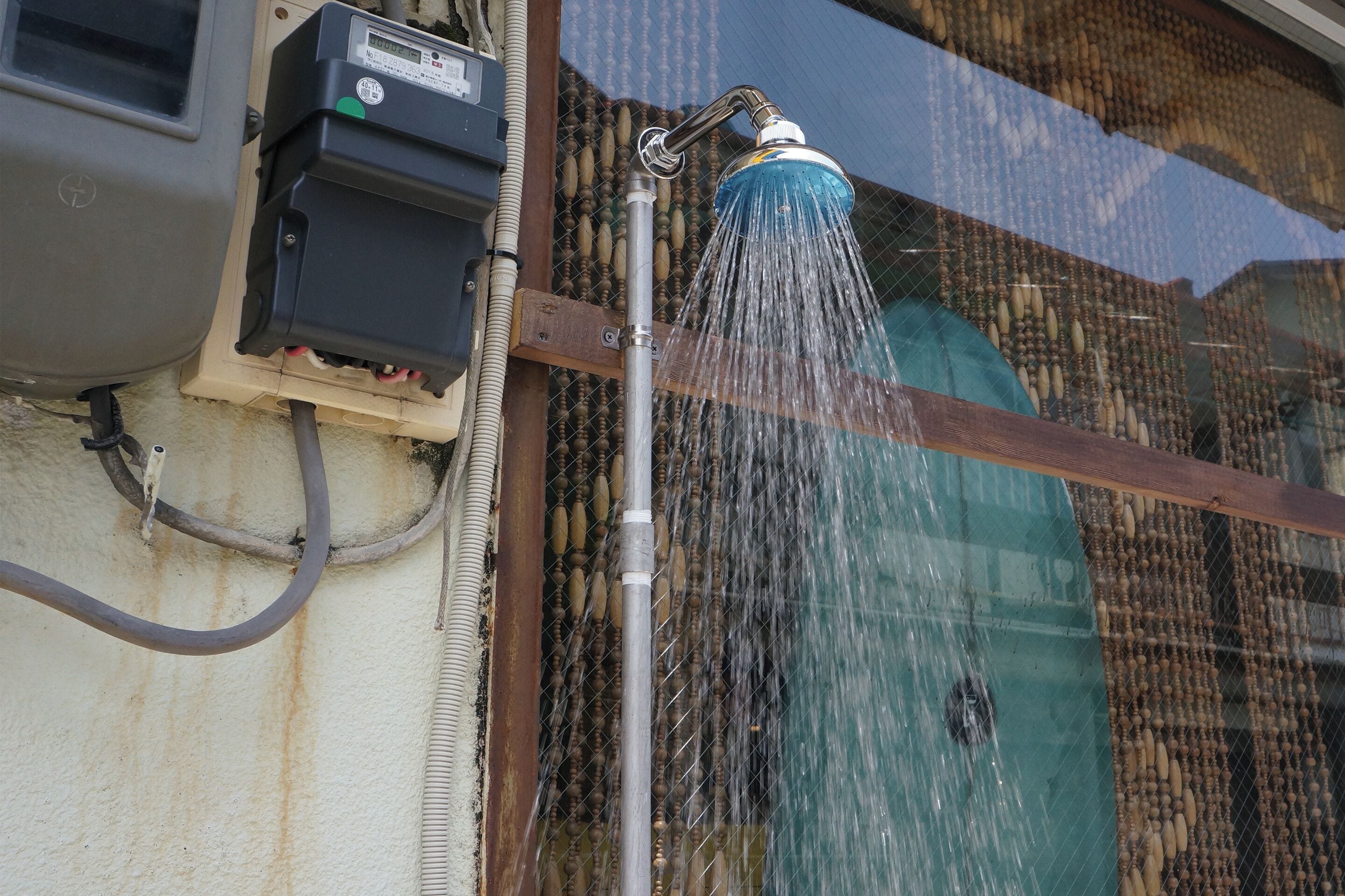Un caño de agua con una caja de control y una manguera conectada.