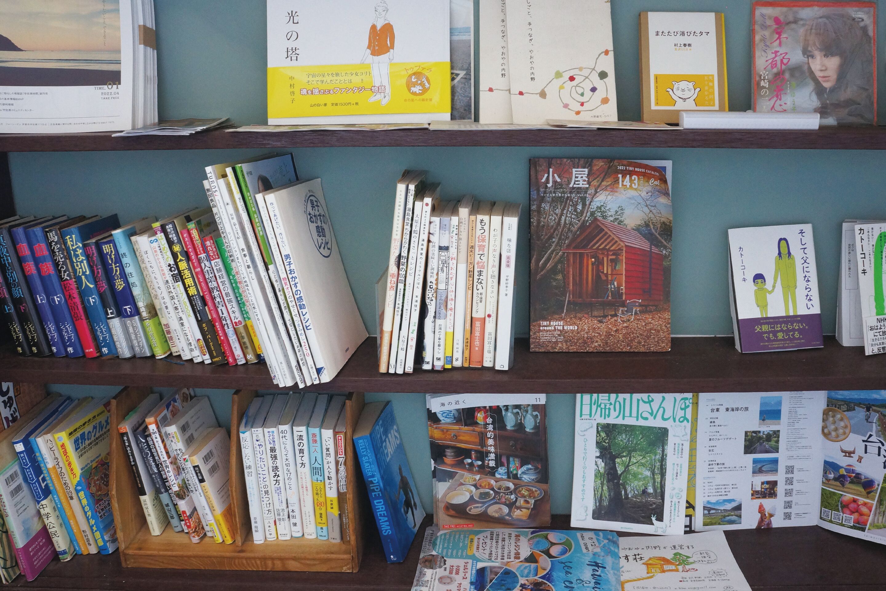 Uma estante com diversos livros e revistas.