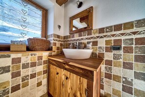 Een douche, een haardroger, een bidet, handdoeken